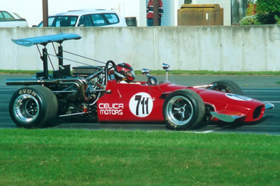 Robert Scott's Lola T142 at Teretonga in 1999. Copyright Kevin Thomson 2007. Used with permission.