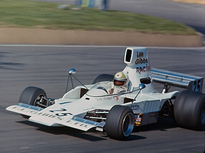Keith Holland in the E.L. Gibbs Lola T332C at Mallory Park in 1977. Copyright Alan Cox 2007. Used with permission.