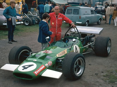 Mike Walker's McKechnie M10B at the Oulton Park meeting in September 1970. Copyright Alan Cox 2006. Used with permission.