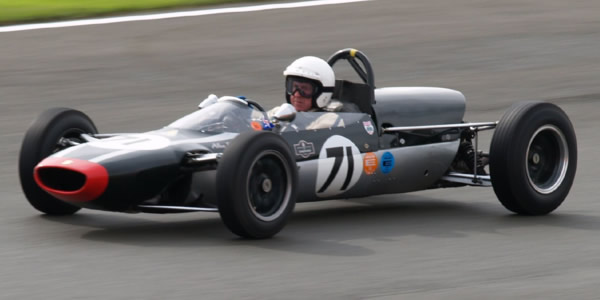 Alan Baillie in the Cooper T71/73 at the Silverstone Classic in 2007. Licenced by Darren Teagles under Creative Commons licence Attribution 2.0 Generic (CC BY 2.0). Original image has been cropped.