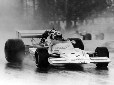 Keith Holland in Len Gibbs' Lola T400 HU8 at Mallory Park in March 1977.  Copyright Ted Walker 2004.  Used with permission.