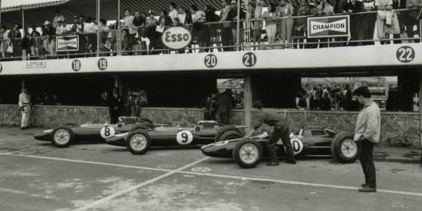 The Team Lotus 25s lined up for the 1963 Mexican GP; from left to right, Jim Clark's R4, Trevor Taylor's R6 and Pedro Rodriguez' R3. Part of the Dave Friedman collection. Licenced by The Henry Ford under Creative Commons licence Attribution-NonCommercial-NoDerivs 2.0 Generic. Original image has been cropped.