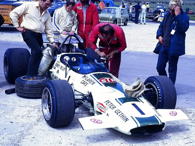 Sid Taylor's crew work on Peter Gethin's McLaren M10B at Thruxton in August 1970. Copyright Keith Lewcock 2009. Used with permission.