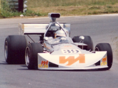 Gil Cameron in the M10B at Oran Park in Feb 1976. Copyright Glenn Moulds 2005. Used with permission.