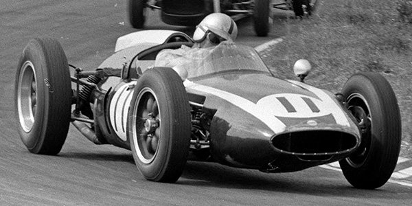 Jack Brabham in his works Cooper T53 on his way to his first victory of the F1 season at Zandvoort in June 1960. Licenced by Nationaal Archief, CC0 under Creative Commons licence CC0 1.0 Universeel (CC0 1.0). Original image has been cropped.
