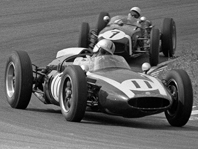 Jack Brabham in his works Cooper T53 battles with Stirling Moss on his way to his first victory of the F1 season at Zandvoort in June 1960. Licenced by Nationaal Archief, CC0 under Creative Commons licence CC0 1.0 Universeel (CC0 1.0). Original image has been cropped.