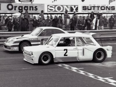 Jonathan Buncombe in the 'Chimp' and Gerry Marshall in 'Baby Bertha' leave the line at Thruxton in October 1975. Copyright Mark Amor 2010. Used with permission.