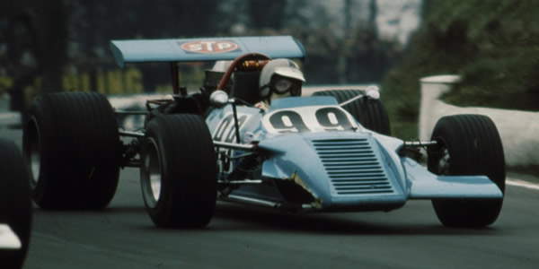 Rob Taylor in the Kitchiner K3A in 1971, seen here rounding Devil's Elbow at Mallory Park, so perhaps during a test session.  Copyright Ted Walker 2012.  Used with permission.