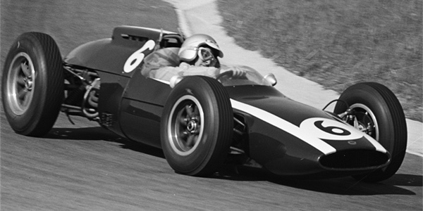 Bruce McLaren in his Cooper T60 at the 1962 Dutch GP. Licenced by Nationaal Archief, CC0 under Creative Commons licence CC0 1.0 Universeel (CC0 1.0). Original image has been cropped.