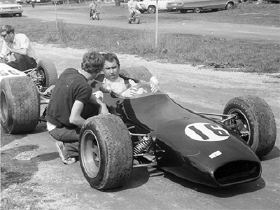 John Angus in his completely wingless new Brabham BT29 at its first race. Copyright John Angus 2025. Used with permission.